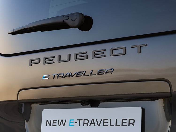 Nuovo PEUGEOT E-TRAVELLER vista posteriore