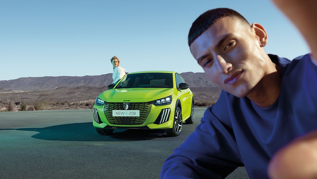 Bildbeschreibung: PEUGEOT 208 mit Mann und Frau draussen