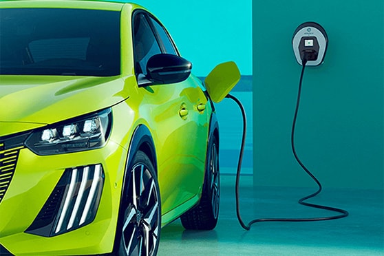 Bildbeschreibung: PEUGEOT 208 am Aufladen